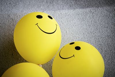 Keltaisia ilmapalloja, joissa on mustalla tehty hymynaama.