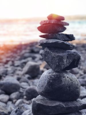 Kiviä pinottuna tasapainottelemaan päällekkäin.