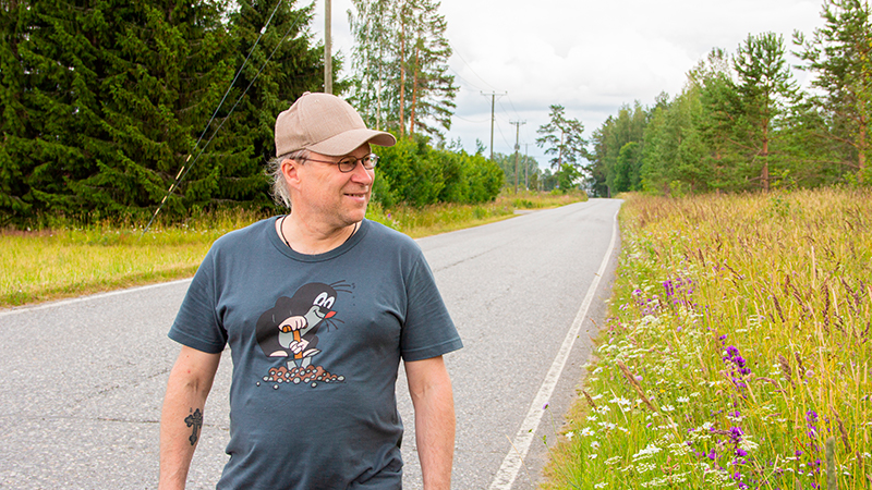 Taipaleen kulttuuriviikon tuottaja Timoi Munne kävelemässä tiellä Viinijärvellä.