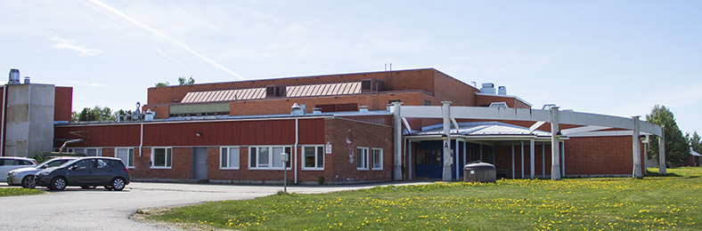 Liperin koulu kuvattuna kesäisenä päivänä.