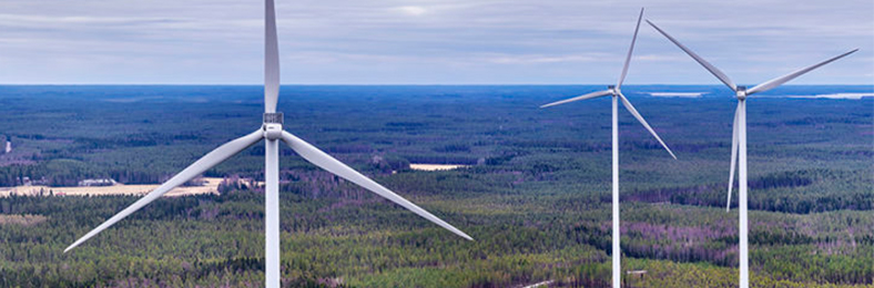 Kolme tuulivoimalaa Jouttikallion tuulipuistossa.