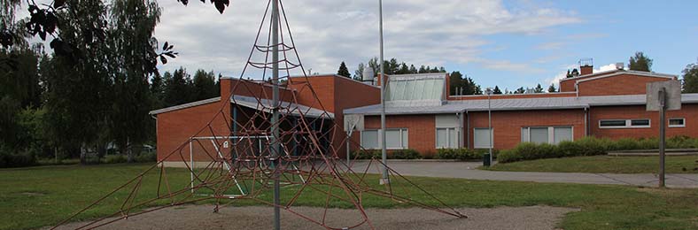 Viinijärven koulun julkisivua sisäpihalta kuvattuna