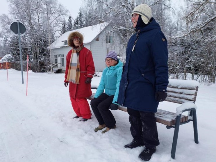Kyykkyä ja ylös nousemista penkiltä.