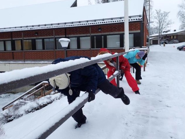 Ylätasanteella pujotellaan kaiteen välistä.