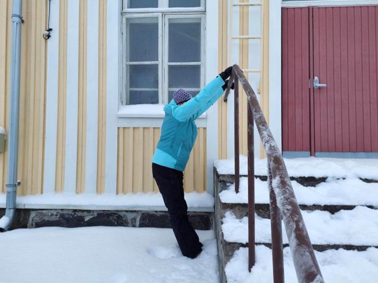 Porraskaiteesta roikkuminen venyttää kehoa.