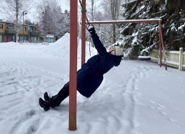 Soutuliike suoritetaan leikkipuiston telineen renkaista kiinni pitäen, jalat etuviistossa, vartalo suorana.