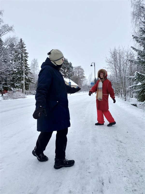 Tien varressa valotolppien välit voi mennä vaikka sivuaskelilla.