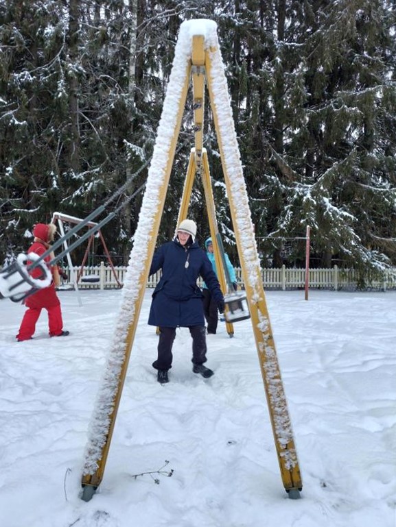 Keinuille annetaan vauhtia ja sitten juostaan niiden ohi osumia vältellen.