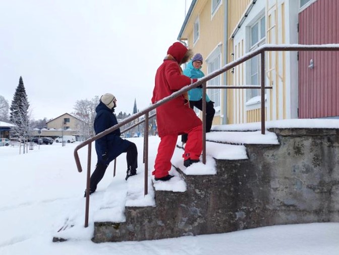 Askelletaan vanhan kunnantalon portaita.