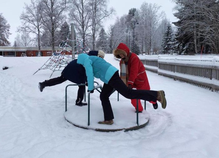 Karusellissa potkutellaan kolmestaan.