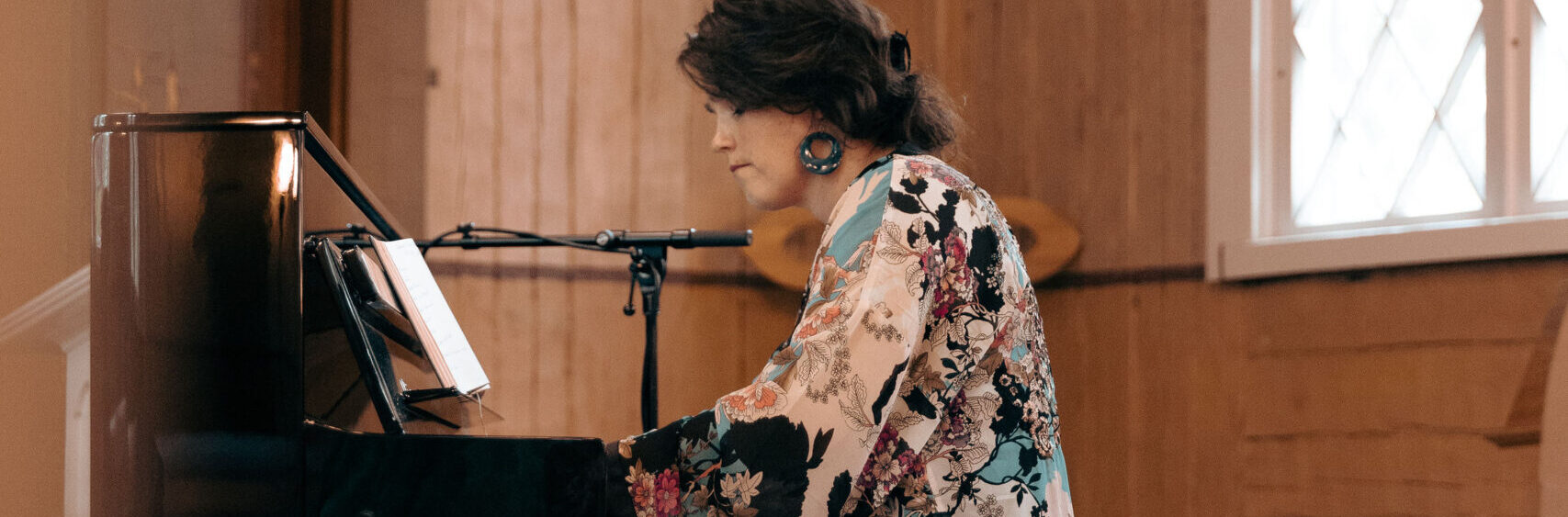 Katja Vanttaja soittaa pianoa.